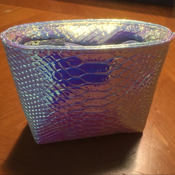 Iridescent Makeup Bag 💋💄👄 - Picture 2 of 8